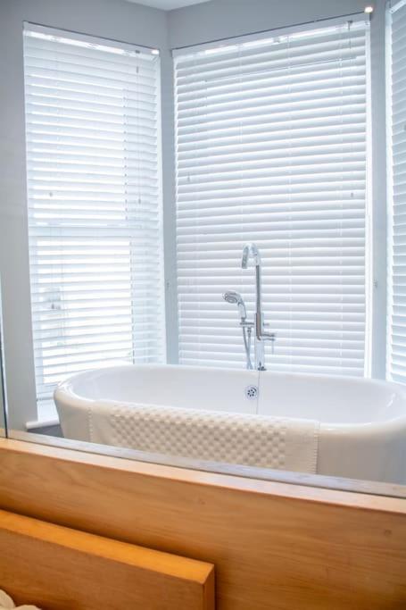 Edge14- Spacious, Stylish And Near The Beach! New Quay Eksteriør bilde